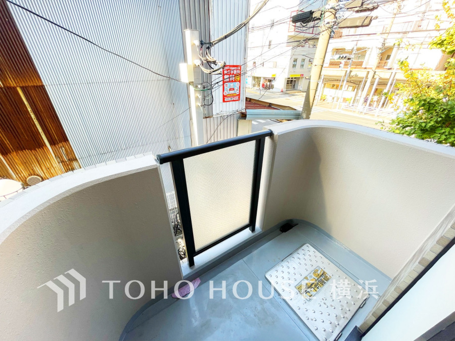 暮らしの中で光と風を演出してくれるバルコニー、見事なまでの開放的な空間を演出しながら、プライベート性も確保された空間は我が家の自慢。