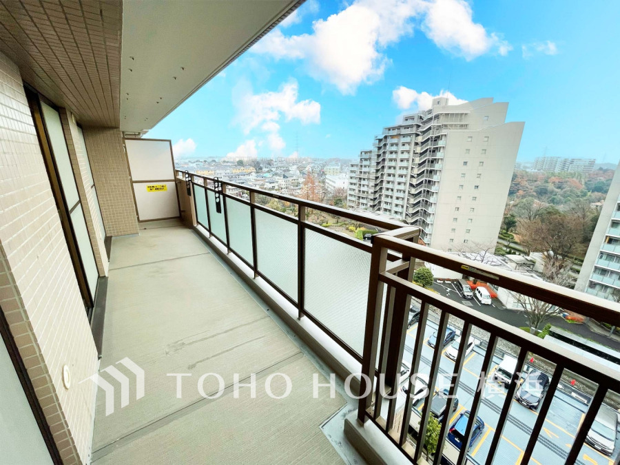 開放感あふれる広々バルコニーから、街並みと緑豊かな景色を一望できます。