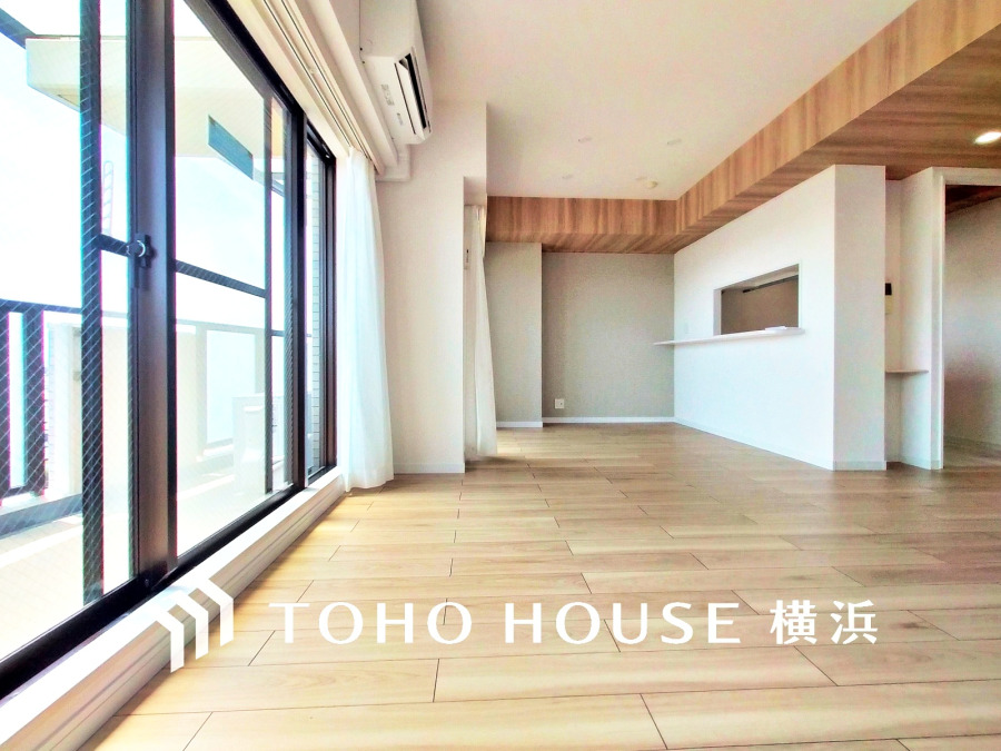 南向きの大きな窓からたっぷりと光が入る明るい空間。