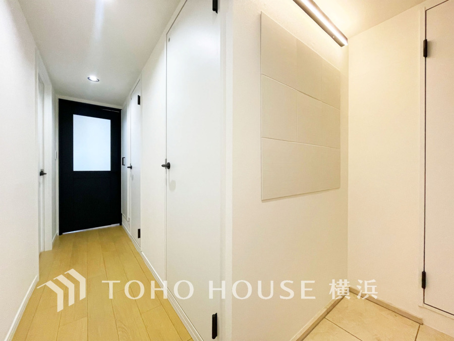 上質感漂う玄関と廊下。居住者の帰り、訪れる方を優しく迎える・安らぎに満ちた生活空間を予感させる。健やかな暮らしを楽しめることでしょう。