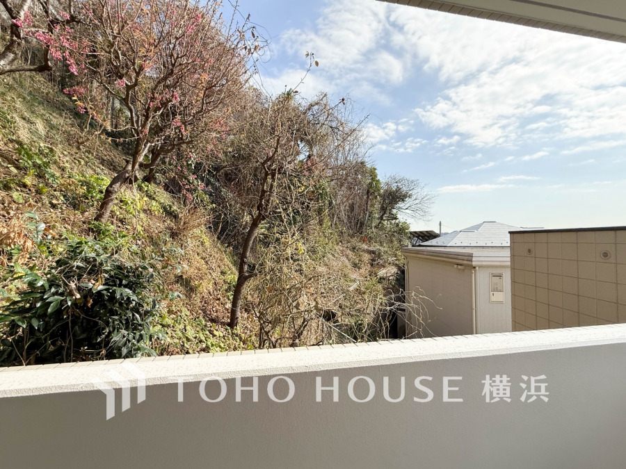 手を伸ばせば、ふれることが出来そうな環境が、そのままインテリアになったような印象です。その豊かな眺望にふさわしい空間には、通風・採光にも優れ、心地よい光と風があふれています。