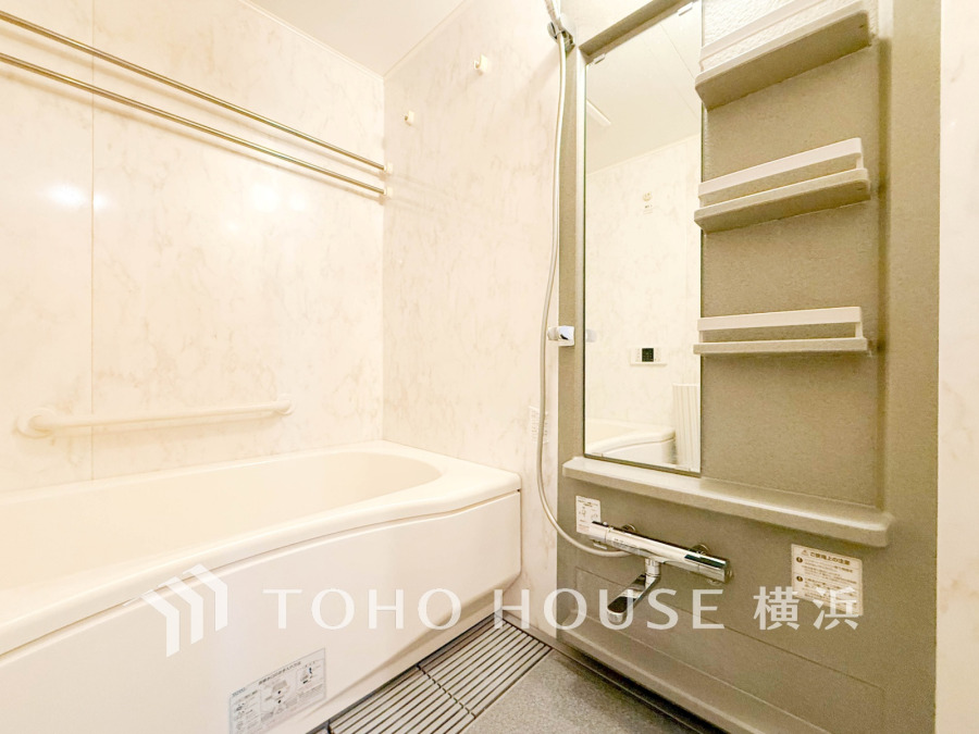 1日の疲れを癒すバスルームは、心地よいリラックスを叶える清潔感溢れる美しい空間です。心からゆったりと寛いでいただけるよう、ゆとりのスペースを確保してます。