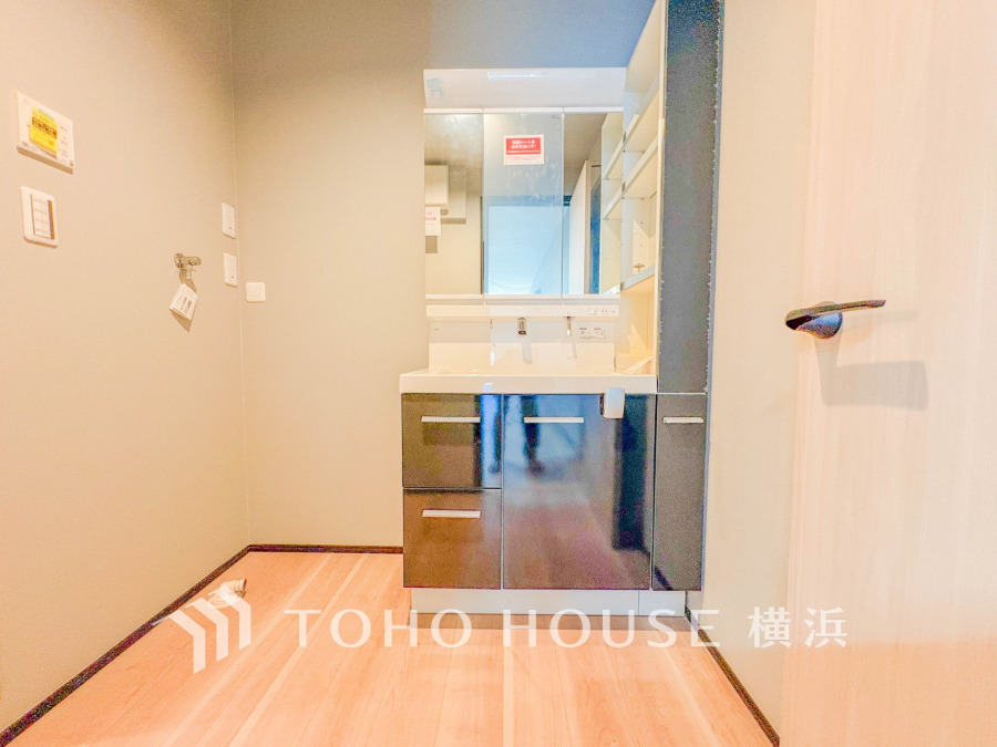 十分な大きさの洗面台は、身だしなみチェックや歯磨きなど、朝の慌ただしい時間でも余裕とゆとりを感じて頂けます。