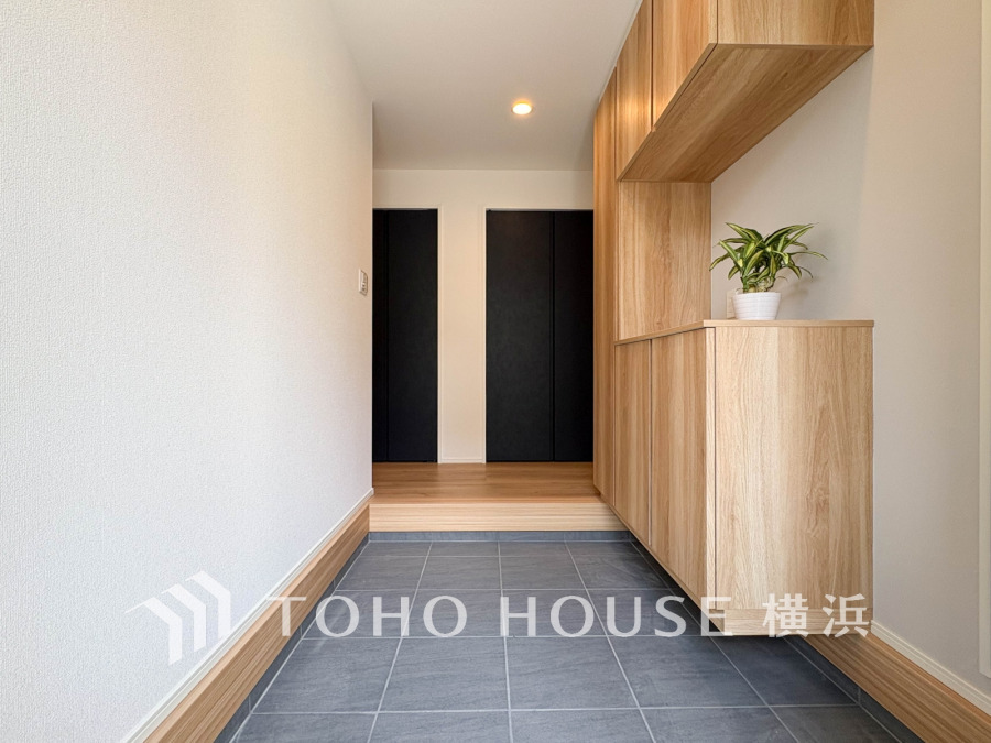 清潔感溢れる玄関がお出迎えする本邸宅の物語は、ここから始まる日常を期待させます。この場所には「希望」と「優越」で包み込んでくれる「特別」な空間があります。