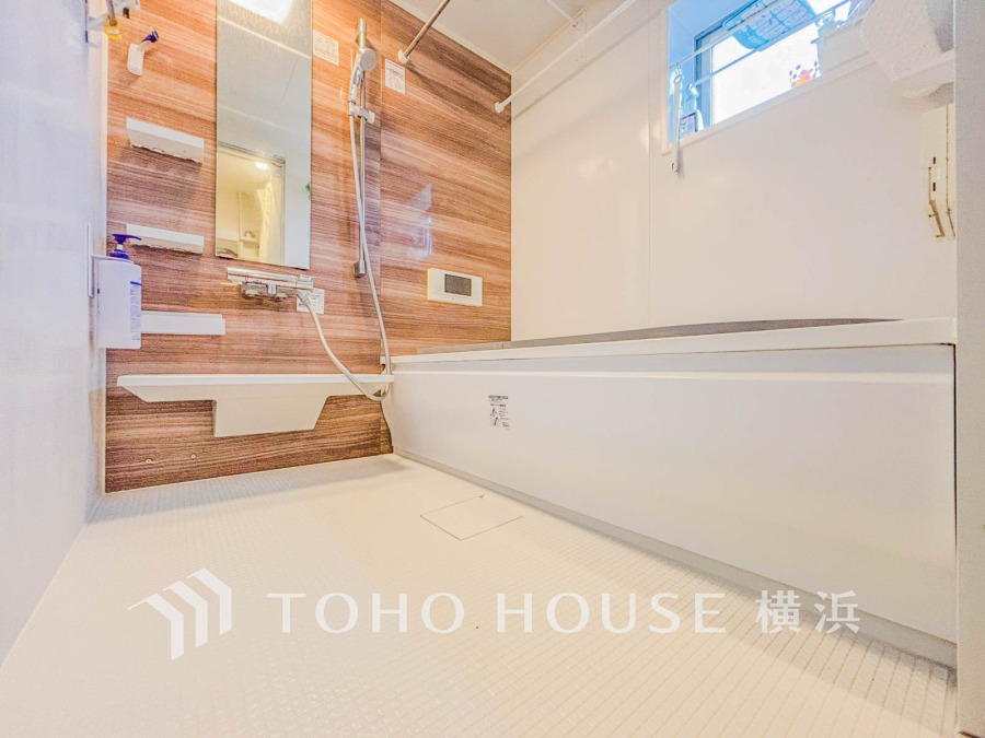 1日の疲れを癒すバスルームは、心地よいリラックスを叶える清潔感溢れる美しい空間です。心からゆったりと寛いでいただけるよう、ゆとりのスペースを確保してます。