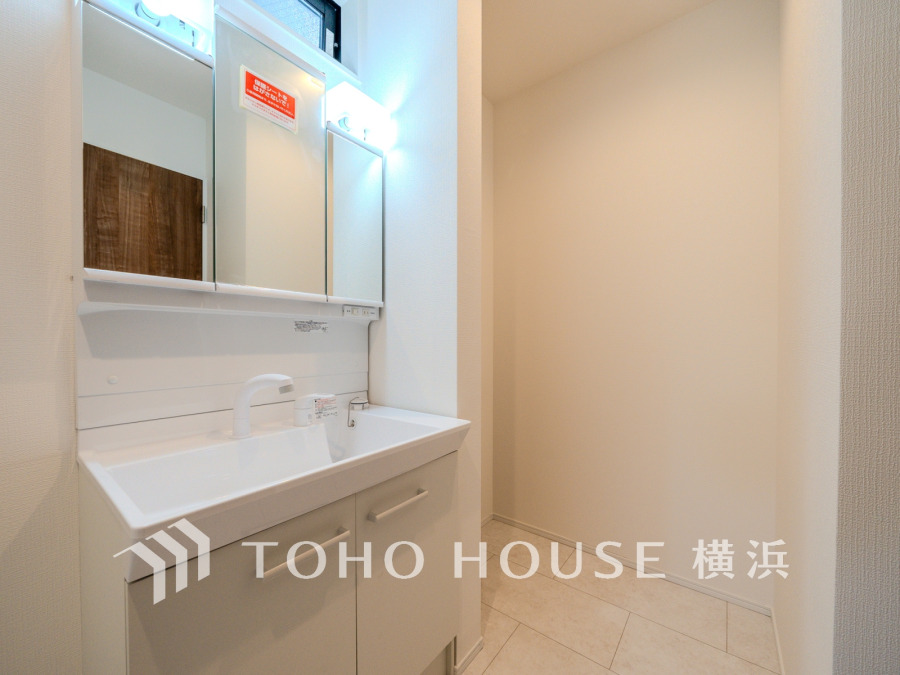 清潔感あふれるシンプルな洗面スペース。収納力もあり、快適な毎日の身支度をサポートします。