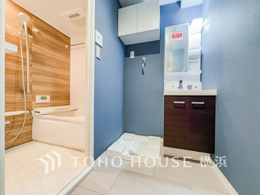 落ち着いた空間を演出するカラーと、ゆったり落ち着いてお使い頂ける広さが魅力のパウダールーム。居室からも独立しており、プライベート空間を保ちます。