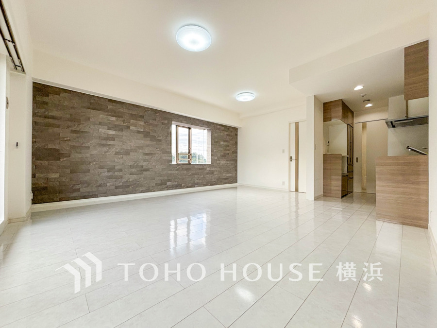 明るく開放的な空間が広がるLDK。室内には豊かな陽光が注ぎ込み、爽やかな住空間を演出。