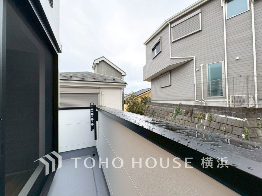 広いバルコニーは、暮らしの中での光と風を演出してくれています。見事なまでの開放的な空間をお楽しみください。