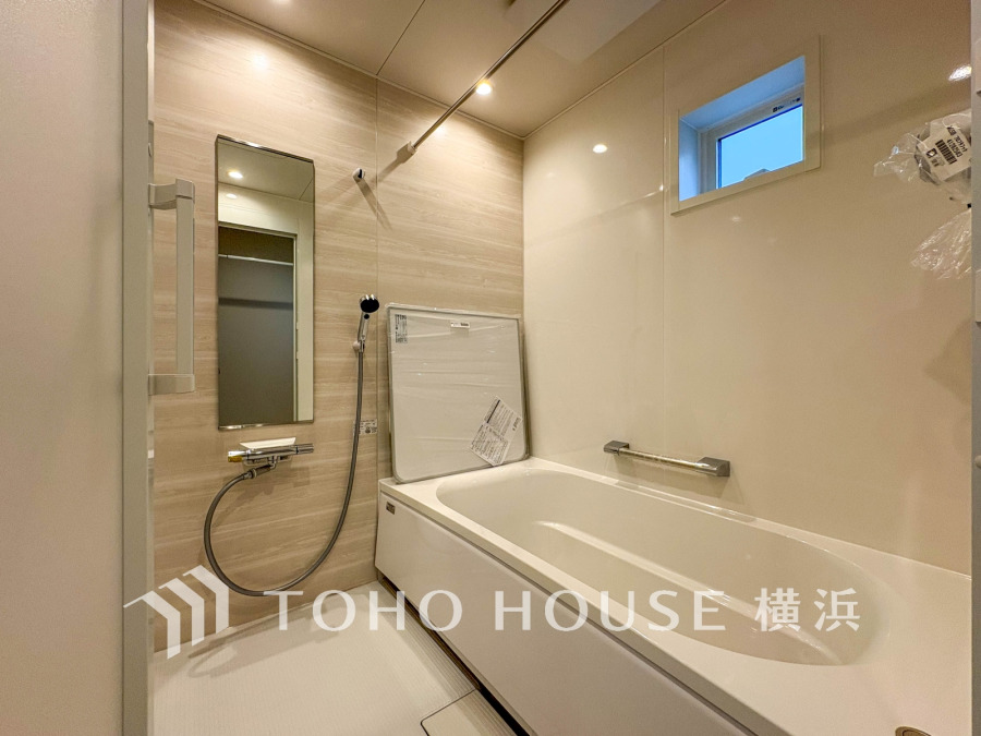 快適な使い心地とゆとりある空間が1日の疲れを解きほぐすバスルーム。空間も浴槽もゆったりのびのび使えるゆとり設計。広く感じるゆとり設計で快適なリラックスタイムを過ごせます。