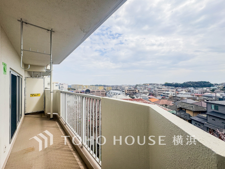 気持ちのいい空が見渡せる広いバルコニー。爽やかな風を感じて、心躍る素敵な暮らしがはじまります。