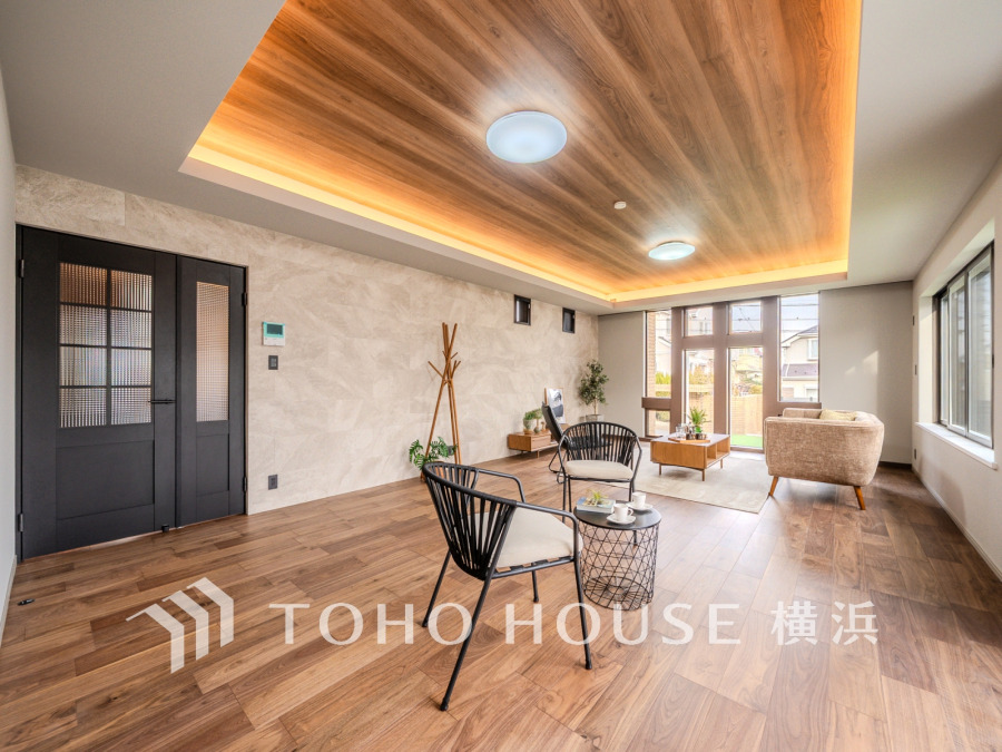 明るく開放的な空間が広がるLDKは40.2帖の大空間。室内には豊かな陽光が注ぎ込み、爽やかな住空間を演出。
