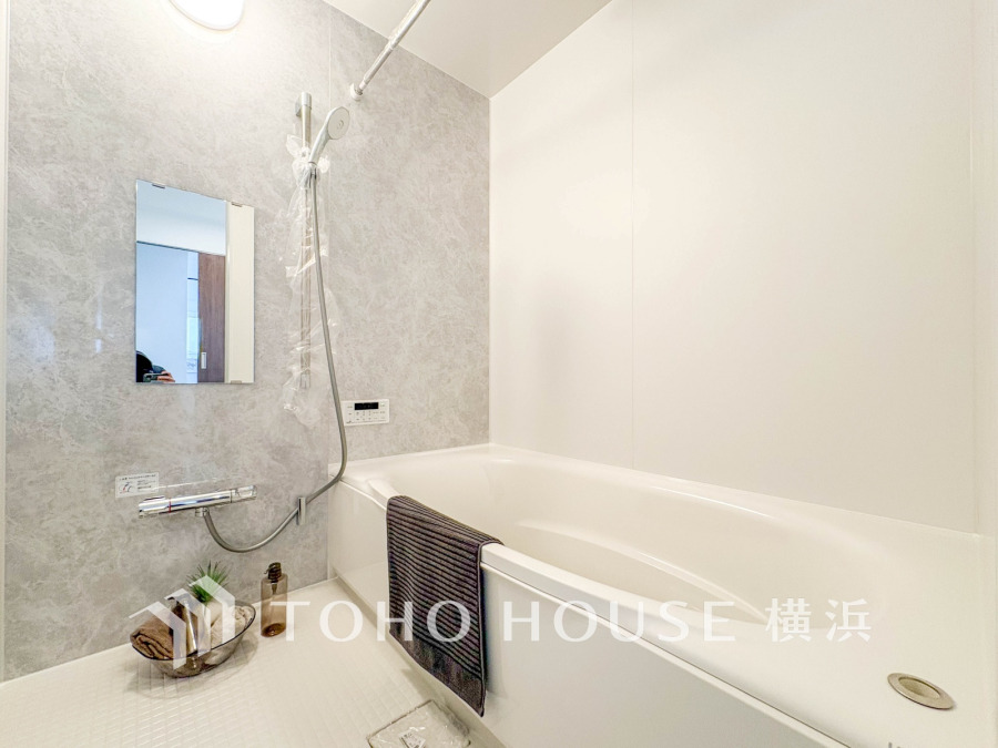 心地よいリラックスを叶える清潔感溢れる美しい空間。快適で機能的なバスルームです。
