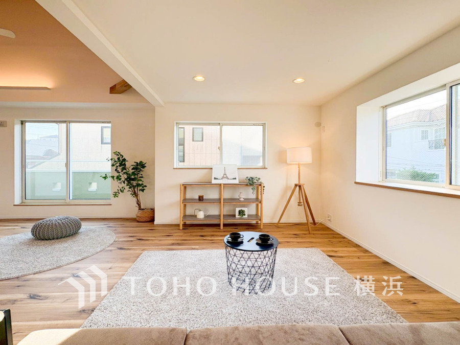 日の出から夕刻までたっぷりと届くあたたかな陽の光。窓を開ければ隅々まで流れる心地よい風。窓ごしに切り取られた大きな空を眺めることができます。