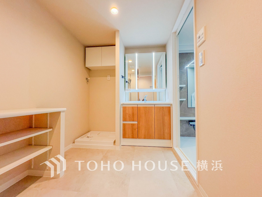 ゆったり落ち着いてお使い頂ける広さが魅力の洗面所。収納も充実しています。
