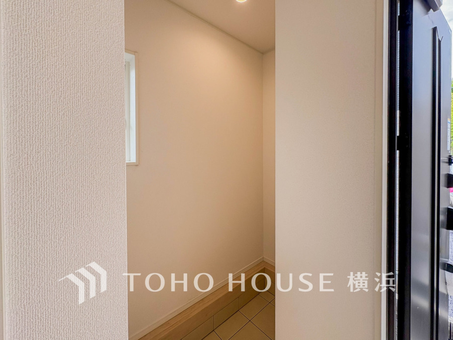 清潔感溢れる玄関がお出迎えする本邸宅の物語は、ここから始まる日常を期待させます。この場所には「希望」と「優越」で包み込んでくれる「特別」な空間があります。