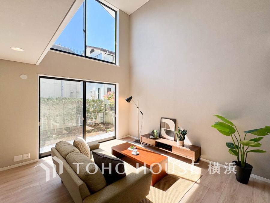 開放的な吹き抜け空間は大きな窓から光が差し込む明るい空間です。
