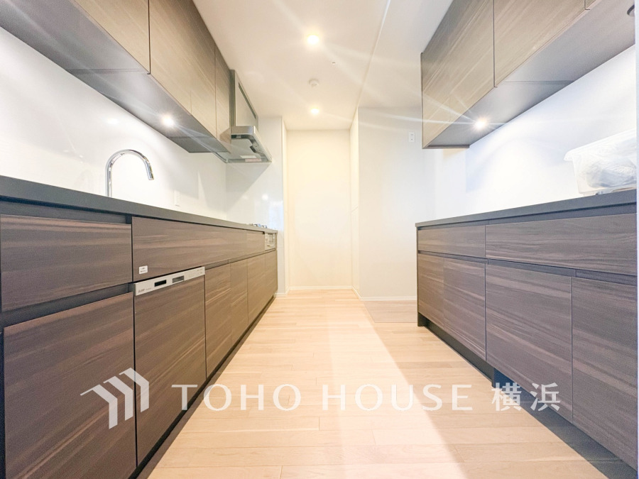 使い勝手の良い設備のキッチンで効率よくお料理もできます。食する料理に家族が舌鼓を打ち自然と笑いが絶えない空気感がそこに広がります。自慢の腕をふるってください。