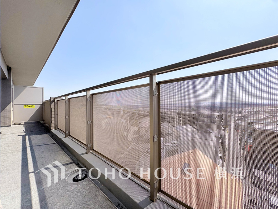 開放感いっぱいの眺望と共に光と風を享受するバルコニー。緑豊かな景観を眺めることができます。