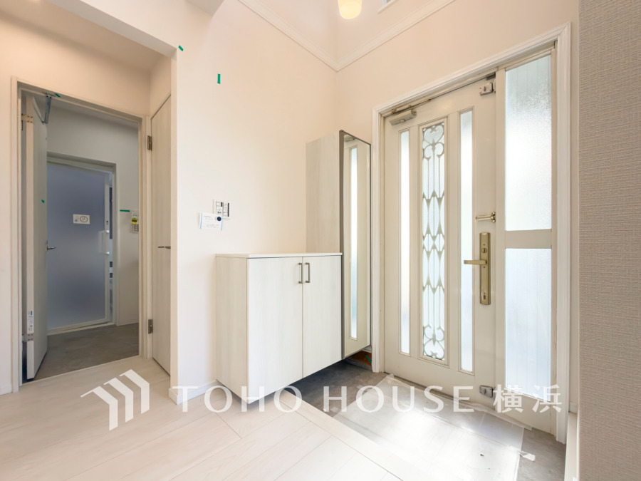 明るく清潔感のある玄関は、収納力のあるシューズボックスと姿見で使い勝手良好な空間です。