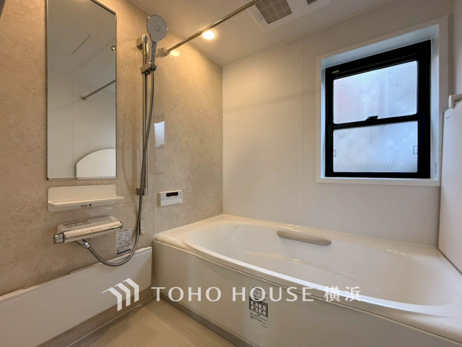 上質が感じられる質感とカラーリングで、清潔な空間美を実現。一日の疲れが癒される優雅なバスタイムを堪能できるゆとりあるバスルームです。