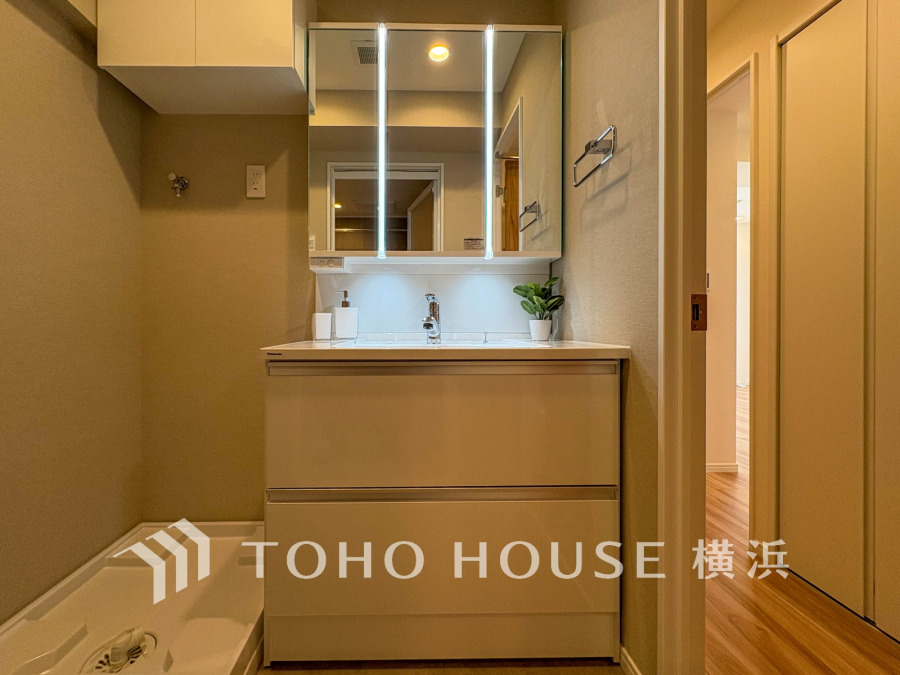 十分な大きさの洗面台は、身だしなみチェックや歯磨きなど、朝の慌ただしい時間でも余裕とゆとりを感じて頂けます。