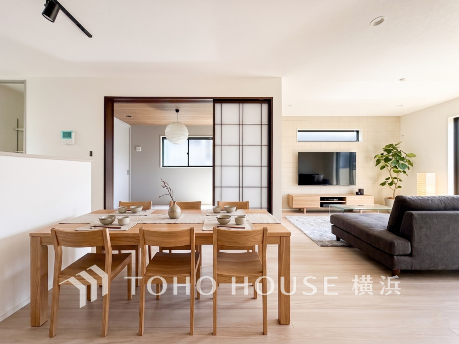 木の温もりを感じるダイニングとリビングが一体化した開放感ある空間。障子で和室との仕切りも可能です。※生成AIによるイメージです。家具・小物は販売価格に含まれません。
