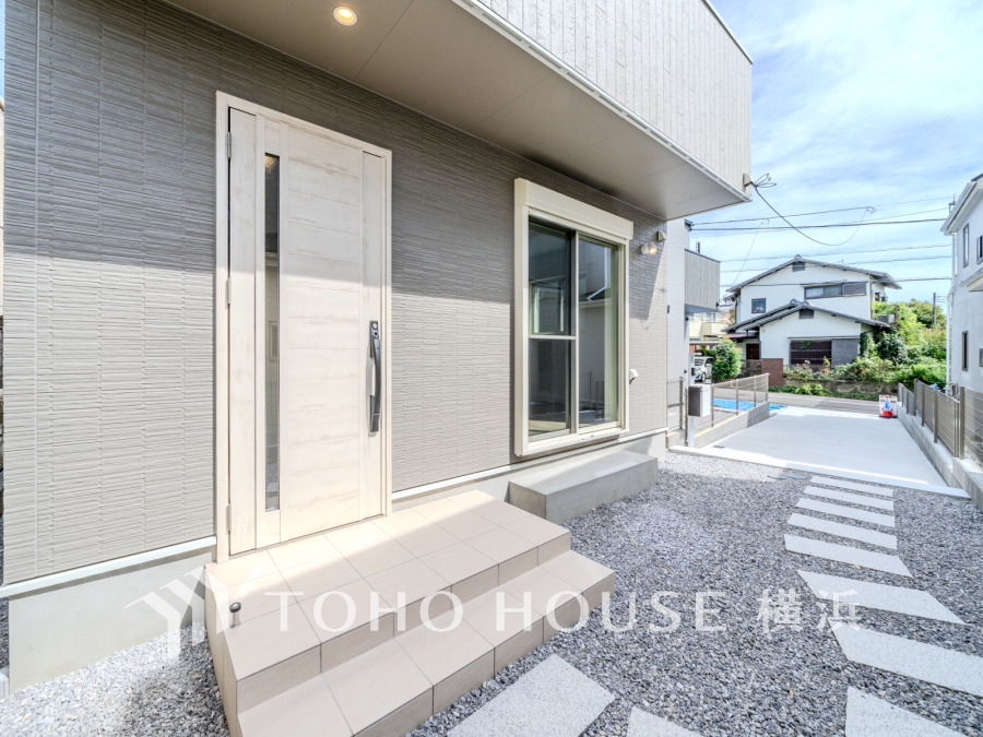 爽やかな青空の下に贅沢なほどに降り注ぐ陽光、豊かな居住性と、クオリティが見事に調和した住空間は、住まうことの喜びを感じさせてくれます。