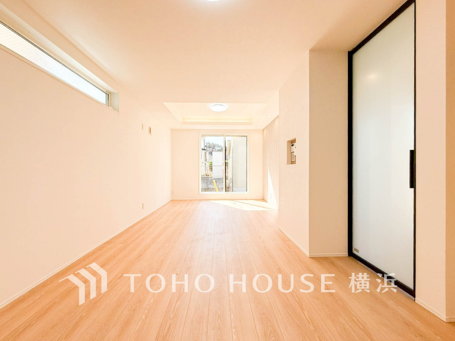 自然光が差し込む明るいリビングは、シンプルで開放感あふれる空間。快適な暮らしをサポートします。