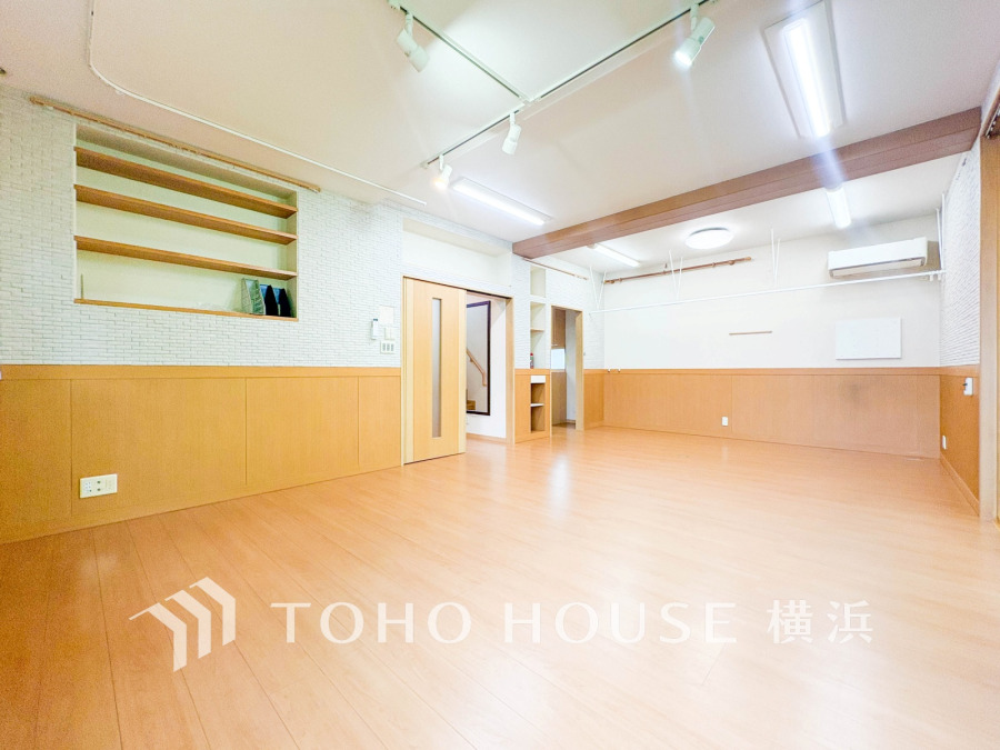 家族と過ごすひと時を溢れる光が優しく包み込むリビングダイニング。家族とともに、心穏やかに過ごすひととき。家族との時間、自分の時間を大切にできる空間がここにあります。
