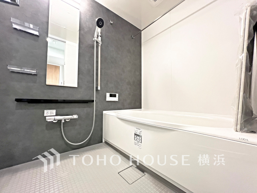 上質が感じられる質感とカラーリングで、清潔な空間美を実現。一日の疲れが癒される優雅なバスタイムを堪能できるゆとりあるバスルームです。