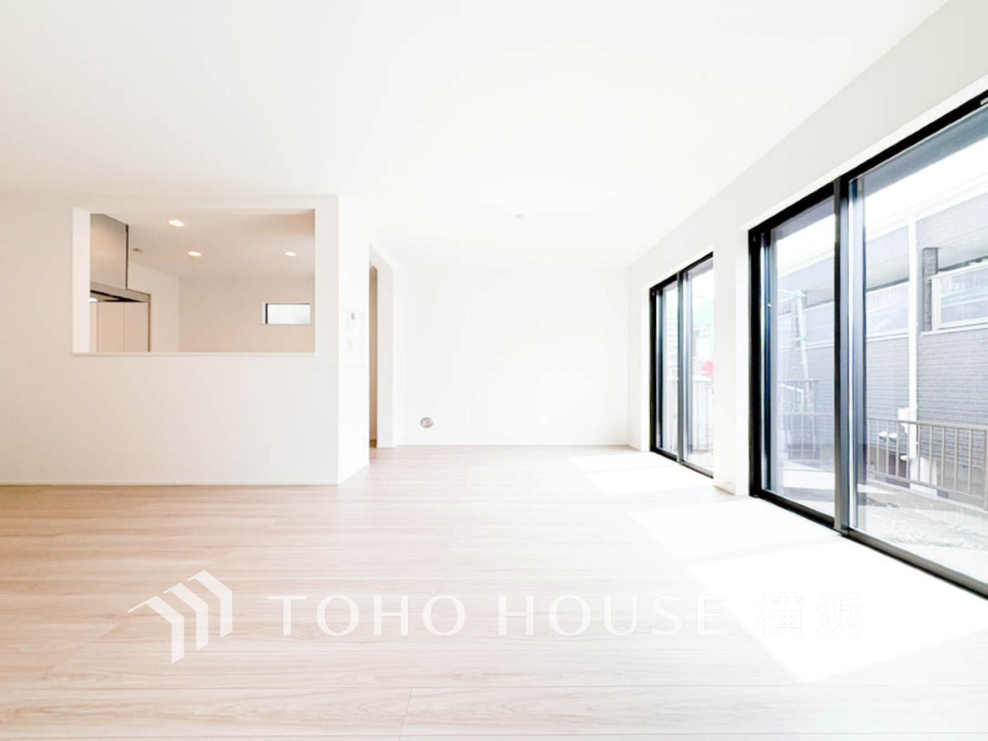 光と風が溢れる開放的なリビングダイニングには自然と家族みんなが集まってきます。明るく穏やかな空気の中で飲んだり、食べたり、笑ったり。