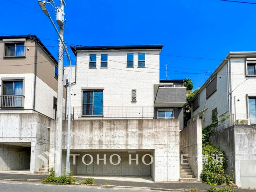 爽やかな青空の下に贅沢なほどに降り注ぐ陽光、豊かな居住性と、クオリティが見事に調和した住空間は、住まうことの喜びを感じさせてくれます。