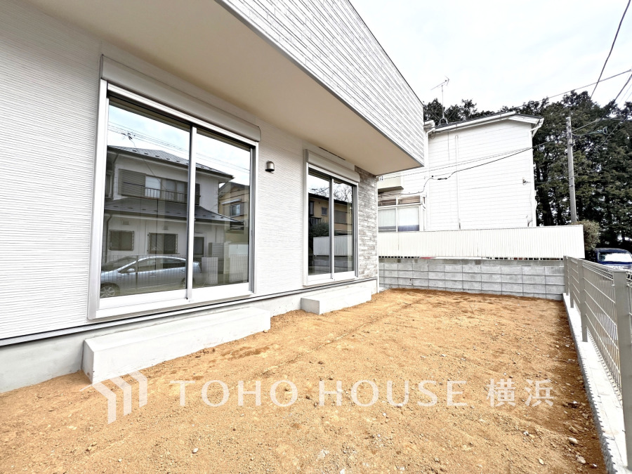 毎日の暮らしの中に癒しを与えてくれるお庭スペース。小さなお子様の遊び場にもちょうど良い空間です。ガーデニングで色とりどりの草花を綺麗に飾ればより一層華やかな空間になります。