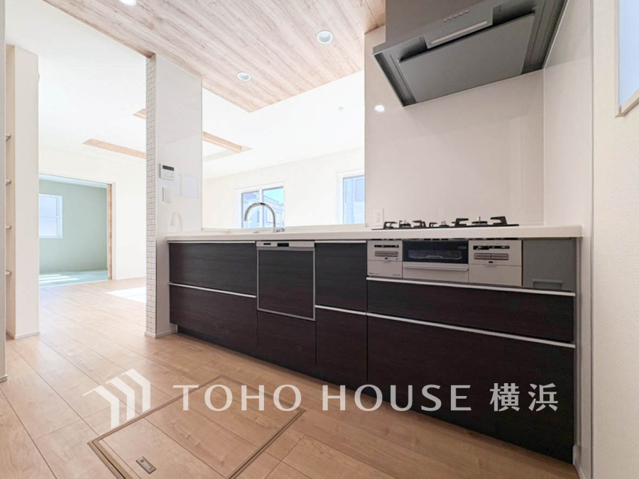 手元の収納から、足元の収納までが全てスライド式で、奥のスペースまで有効に活用できます。奥まで上から見渡せるので、たまにしか使わない調理器具もサッと取出せます。