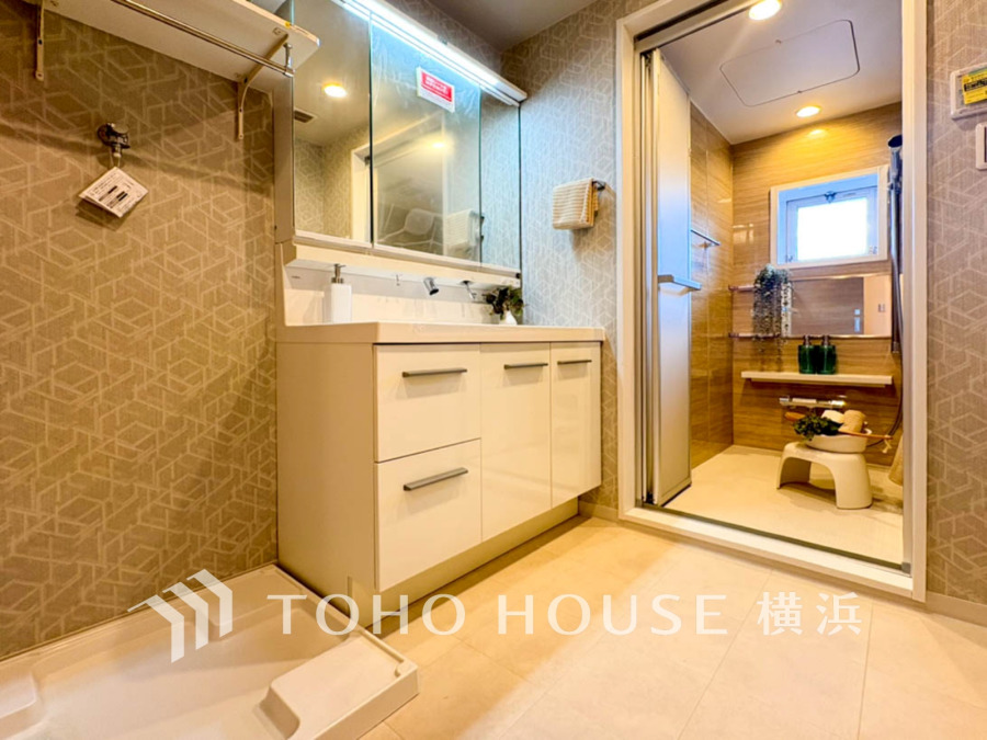 十分な大きさの洗面台は収納もさる事ながら、身だしなみチェックや歯磨きなど、朝の慌ただしい時間でもホテルライクなスペースで余裕とゆとりを感じて頂けます。 