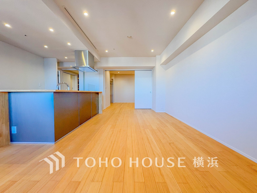 明るく開放的な空間が広がるLDK。室内には豊かな陽光が注ぎ込み、爽やかな住空間を演出。
