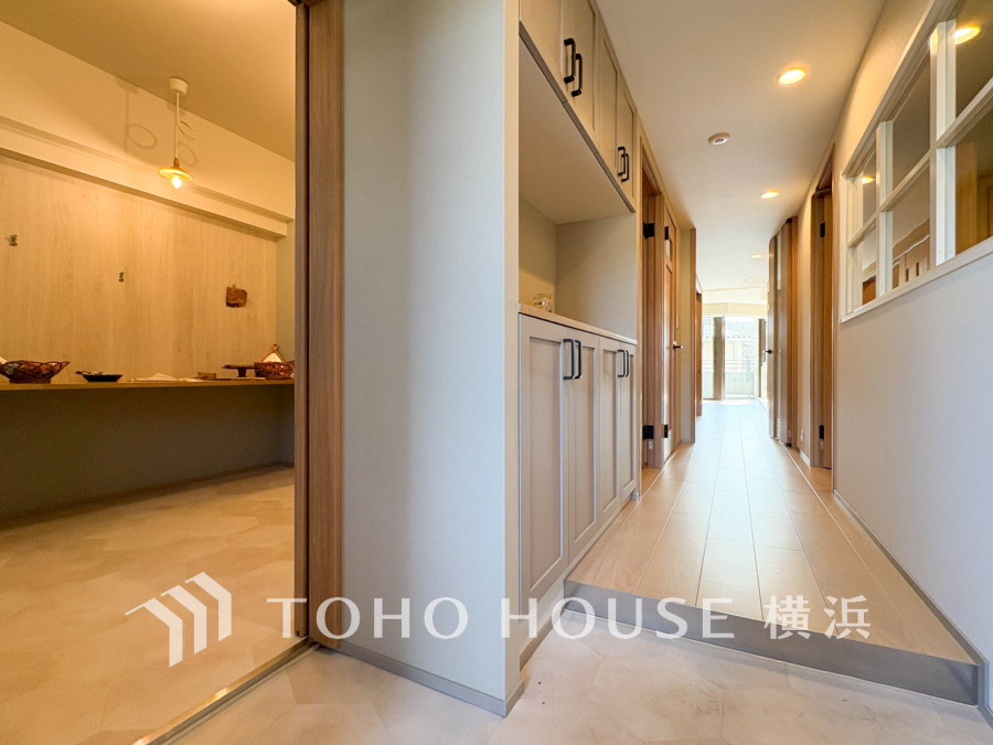 上質感漂う玄関と廊下。居住者の帰り、訪れる方を優しく迎える・安らぎに満ちた生活空間を予感させる。健やかな暮らしを楽しめることでしょう。