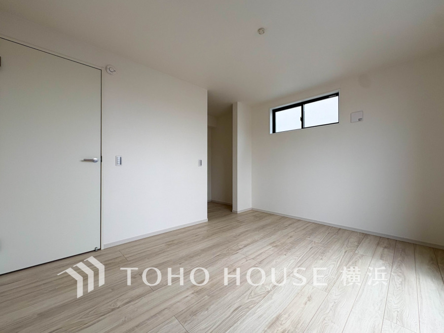 シンプルで明るい室内は、ナチュラルな木目調フローリングが温かみを演出し、快適な住まいを実現します。