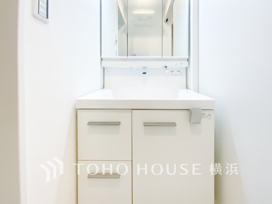 十分な大きさの洗面台は収納もさる事ながら、身だしなみチェックや歯磨きなど、朝の慌ただしい時間でもホテルライクなスペースで余裕とゆとりを感じて頂けます。