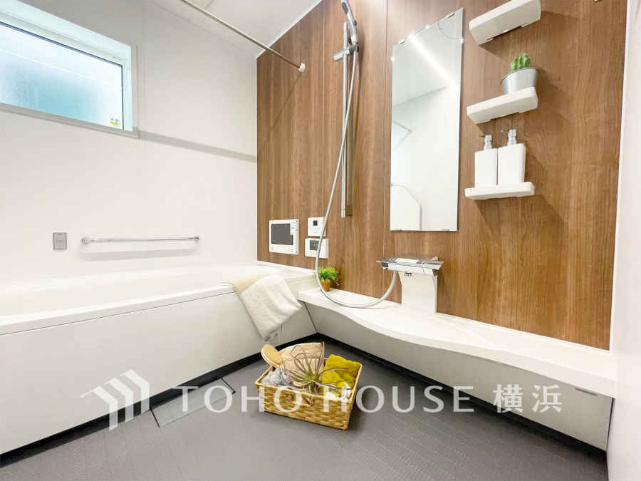 清潔感あふれるバスルーム。ミストサウナ付き浴室暖房乾燥機、浴室TVを完備。
