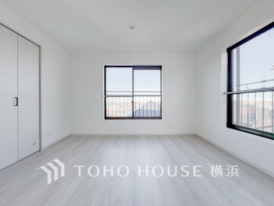 明るい自然光が差し込む、シンプルで使いやすい洋室。収納も完備し快適な居住空間を実現しています。