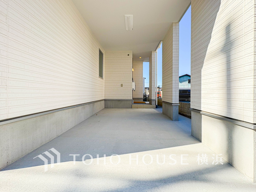 雨風をしのげる屋根付きの駐車スペース。大切な車を安心して駐車できます。