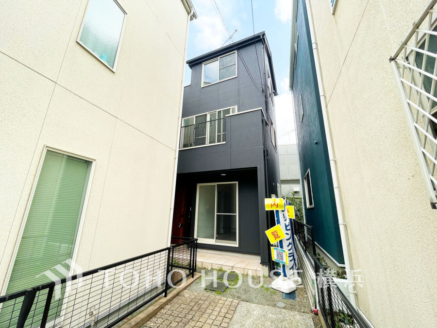 通りから一歩入った位置に建つお住まいなので、外からの視線が気になりにくく、プライバシーが保たれる印象です。