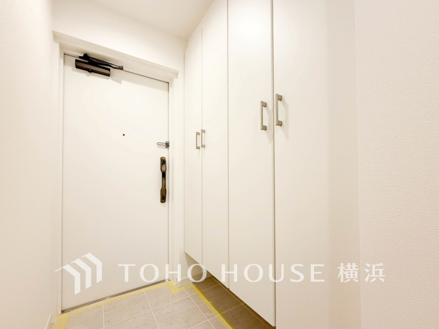 トールサイズのシューズボックスを設置した玄関スペース。
