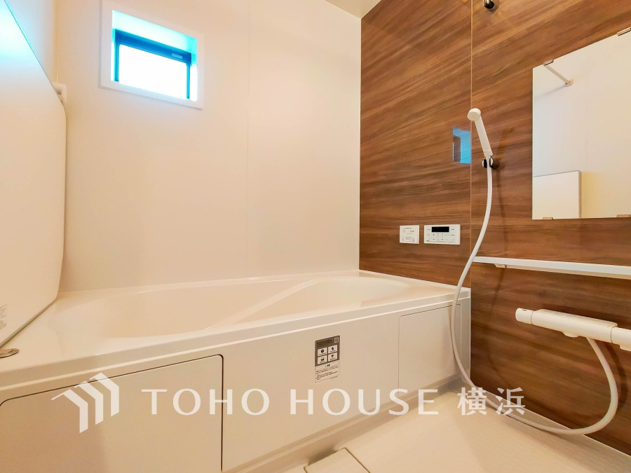 上質が感じられる質感とカラーリングで、清潔な空間美を実現。一日の疲れが癒される優雅なバスタイムを堪能できるゆとりあるバスルームです。