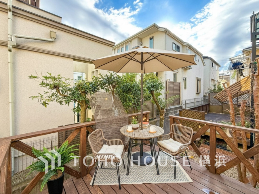 毎日の暮らしの中に癒しを与えてくれるお庭スペース。小さなお子様の遊び場にもちょうど良い空間です。ガーデニングで色とりどりの草花を綺麗に飾ればより一層華やかな空間になります。(家具はAI加工）