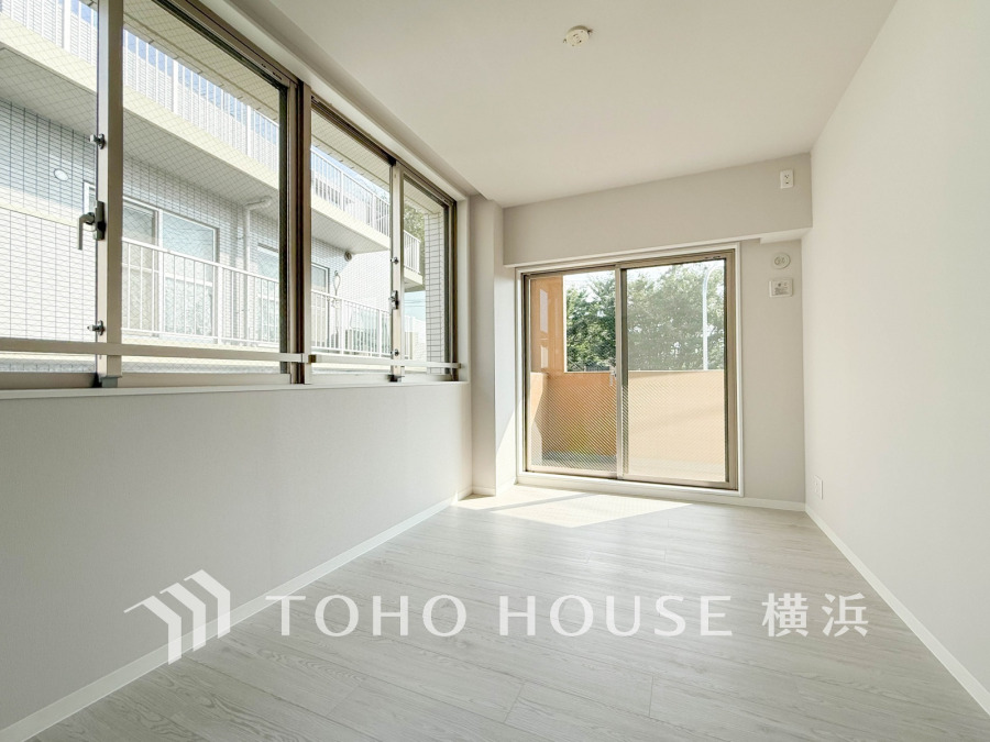 穏やかな風と陽光を導き、プライバシーに配慮された設計プランを採用し、居住性を一段と心地よいものにしています。明るく開放的な空間を演出しております。