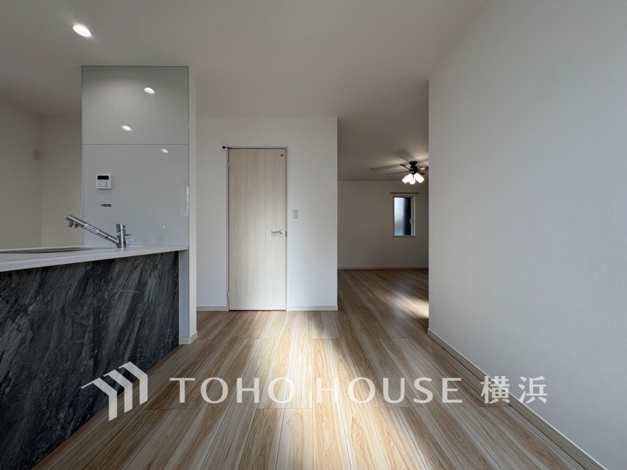 ここにはみんなが集い、食事と楽しい会話が始まる。話に夢中になりすぎて、ついつい時を忘れてしまう。そんな束の間の幸せを感じさせてくれる場所。