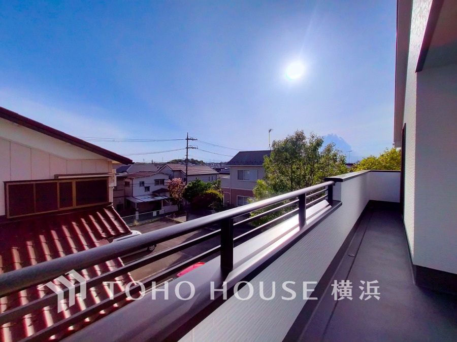 たっぷりの陽光が差し込む南向きのバルコニー。周辺には陽射しを遮る高い建物がなく、太陽の恵みを存分に享受できます。爽やかな風と暖かな陽射しが紡ぐハーモニーが日々の暮らしのBGMに。